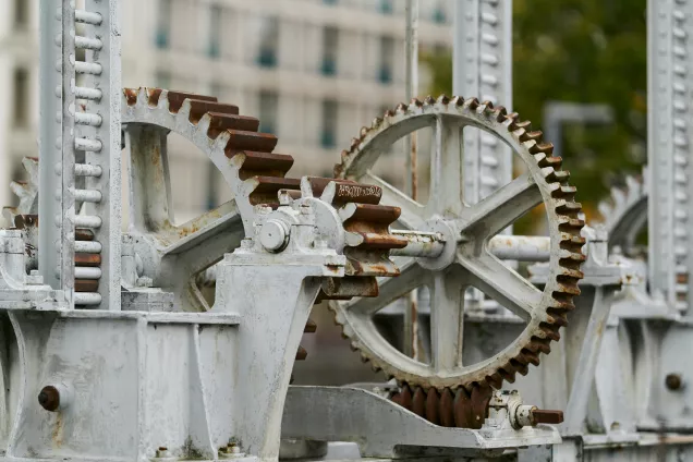 Different sizes of gears symbolizing collaboration. Photo: Xavier von Erlach, Unsplash.